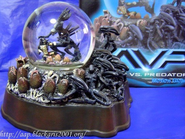 ALIEN VS. PREDATOR Motion Globe