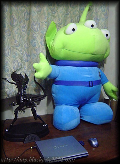 Alien Queen Signature Statue